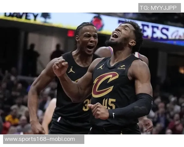 老队友重聚骑士公牛赛前米切尔阿伦与奥科罗亲切交谈回忆往昔 老队友重聚骑士公牛赛前米切尔阿伦与奥科罗亲切交谈回忆往昔